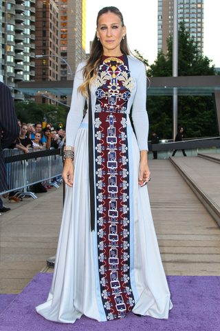 Illustration for article titled Sarah Jessica Parker's Medieval-ish Gown: Yay or Nay?